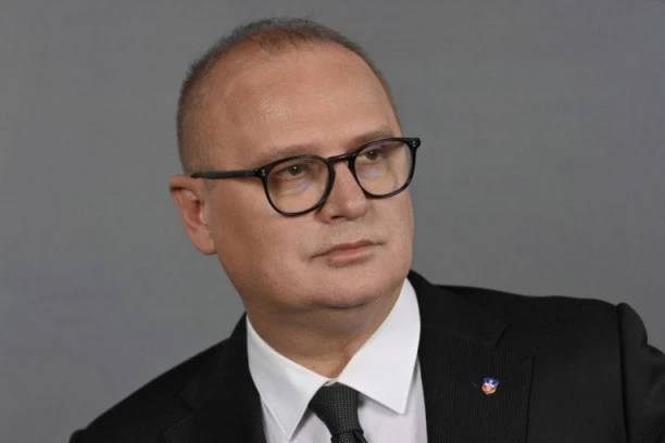 Vesić: Vakcinacija počinje i u preduzećima