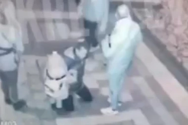 (VIDEO) Napao ženu sa DETETOM, jer su DIRALI njegovog VUČJAKA?! Stravičan snimak sa Novog Beograda!