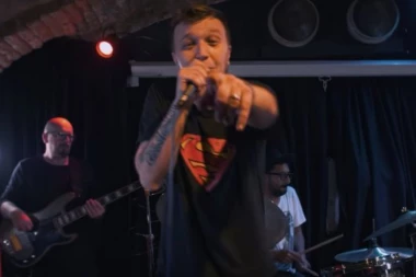 Dok pevači samo čekaju da im pare legnu na račun, slavni reper se zaposlio kao KUVAR dok nema posla!