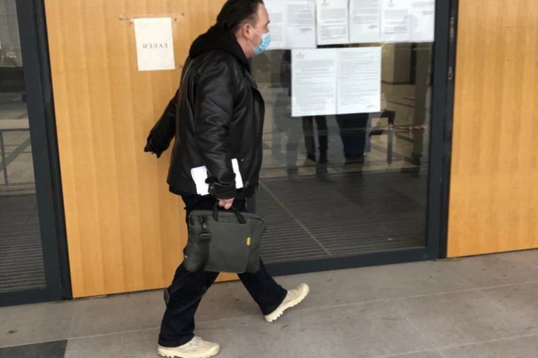 (FOTO, VIDEO) BANE VIDAKOVIĆ RAZOČARAN ODLUKOM SUDA: Glumac jedva izustio jednu rečenicu!