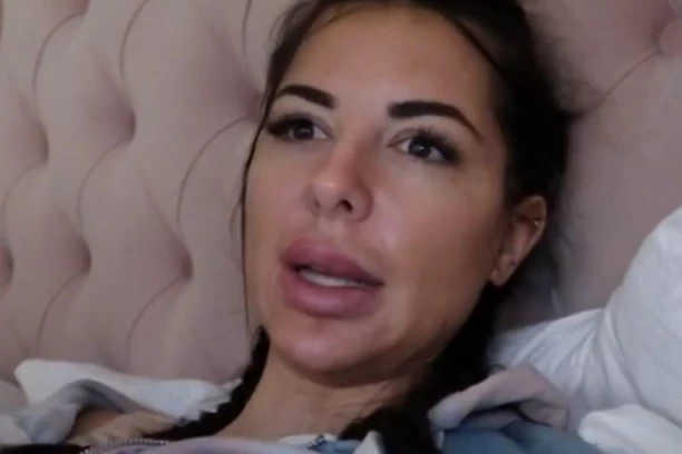 ZBOG OVOG BLAMA ZORANI SE SVI SMEJU: Blogerka u fotošopu izdeformisala telo! (FOTO)