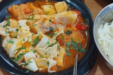 (RECEPT) Odličan riblji paprikaš van kotlića u šerpi