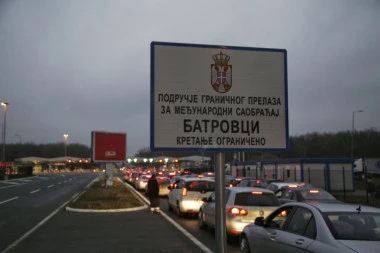 (FOTO) SVETI NIKOLA NAPRAVIO HAOS NA BATROVCIMA: Kilometarska kolona na ulazu u Srbiju!