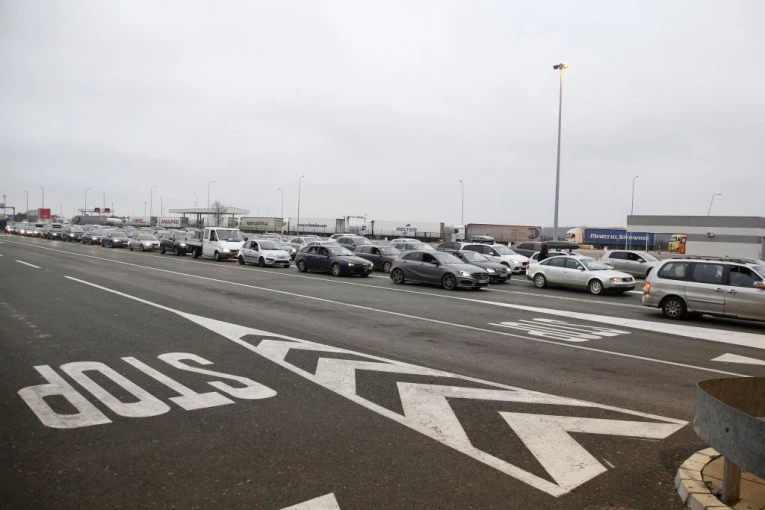 TRI SATA ZADRŽAVANJA NA BATROVCIMA I ŠIDU! Kolone na graničnim prelazima, pripremite se na čekanje!