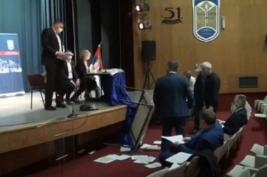 (VIDEO) LUDILO NA SEDNICI LOKALNOG PARLAMENTA U NOVOJ VAROŠI: Bivši predsednik Opštine Dimitrije Paunović napravio skandal!