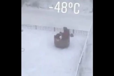 (VIDEO) OVA DECA SU NEVEROVATNA: Pustili su ih iz škole zbog -48 C, oni otišli da se igraju po SNEGU!