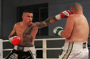 ODRŽANA PROFI BOKS REVIJA NA DORĆOLU: Bum! Srpski vatrogasac nokautirao policajca iz BiH