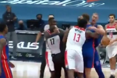 (VIDEO) SKANDAL U NBA: Igrač KAŽNJEN ZBOG UDARANJA SUDIJE!