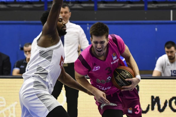 (VIDEO) SKANDAL NA MEČU MEGE I BUDUĆNOST: Amerikanac KRVNIČKI udario srpskog košarkaša!