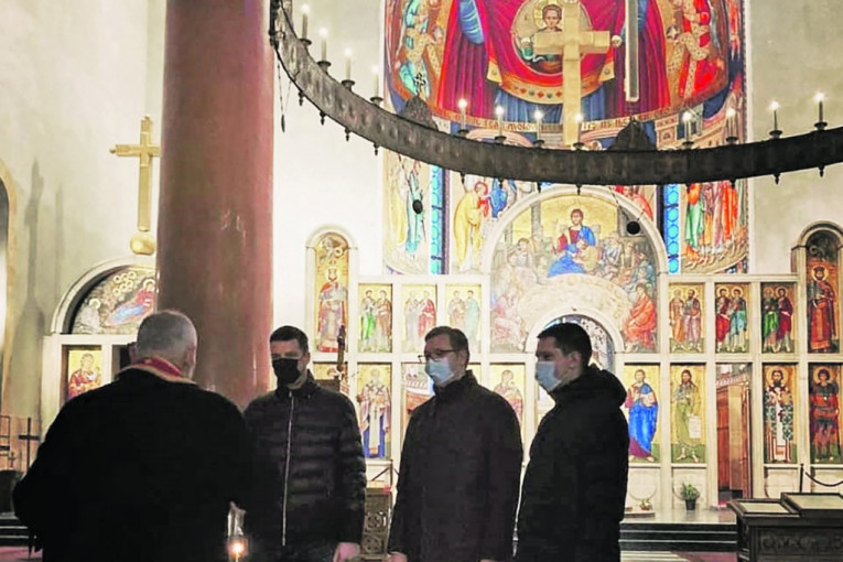 NIŠTA IM NIJE SVETO! KIDIŠU NA VUČIĆEVU PORODICU I NA SVETOG NIKOLU: Napadi OPOZICIJE i na krsnu slavu, UDARILI NA SINA DANILA I BRATA ANDREJA