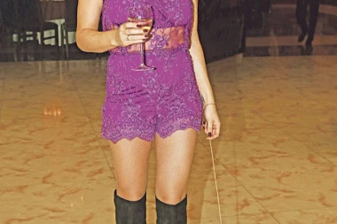 (FOTO) ANABELA IMALA LAŽNU POLICIJSKU ZNAČKU! Pevačica barabar sa KINEZIMA, umešana u AFERU KOJOJ NEMA KRAJA!