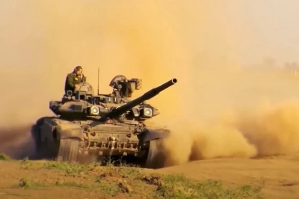FANTASTIC TRICK OF THE RUSSIAN TANK CREW: Precision without error! (VIDEO)