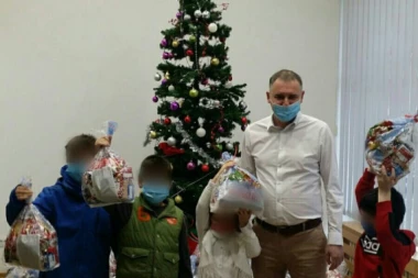 POČELA PODELA NOVOGODIŠNJIH PAKETIĆA ZA DECU SA SAVSKOG VENCA!