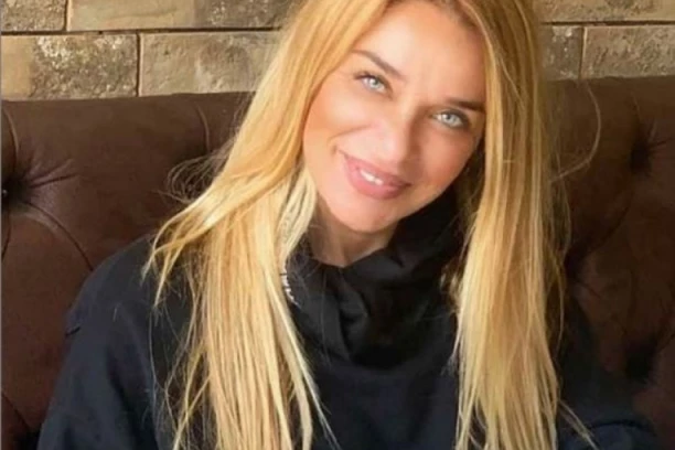 ZA NJU JE VREME STALO: Devedesetih je žarila estradom, a sada izgleda kao TOP MODEL! Genetika ili FOTOŠOP?