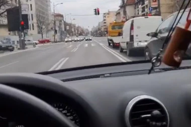 (VIDEO) Bezobrazno bahata vožnja kroz Kneza MIloša usred dana: Autom juri 200 sat, pravo je čudo kako niko nije stradao