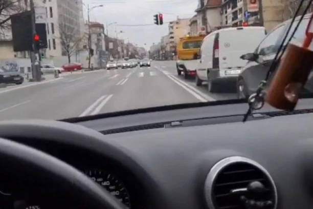 (VIDEO) Bezobrazno bahata vožnja kroz Kneza MIloša usred dana: Autom juri 200 sat, pravo je čudo kako niko nije stradao