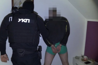 NEMA ŠTA MU NISU NAŠLI! Policija upala u kuću i ŠOKIRALA SE KADA JE VIDELA ŠTA SVE IMA!