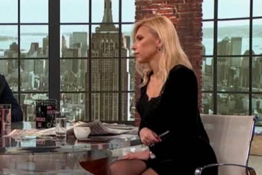 (FOTO) RAZBUDILA GLEDAOCE! Nisu skidali pogled s ekrana zbog voditeljke Pinka i njenog DEKOLTEA!