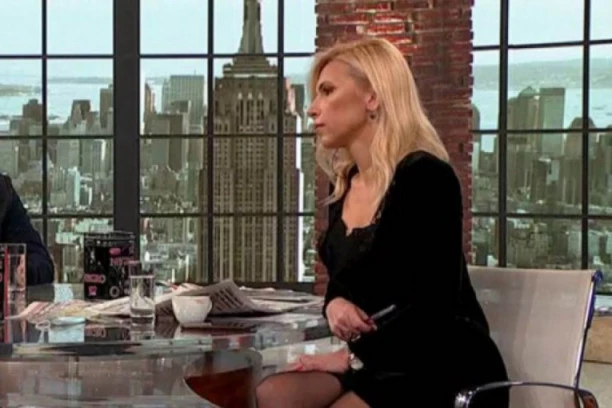 (FOTO) RAZBUDILA GLEDAOCE! Nisu skidali pogled s ekrana zbog voditeljke Pinka i njenog DEKOLTEA!