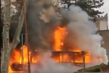 (FOTO, VIDEO) HOROR U NIŠU! Zapalio se autobus, vozač najgore prošao!