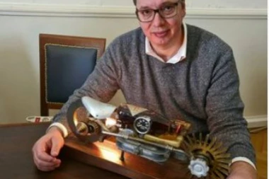 KAKAV POKLON ZA PREDSEDNIKA: Vučić se pohvalio novogodišnjim darom, a pročitajte i od koga je stigao!