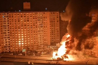 (VIDEO) MASOVNE EKSPLOZIJE ODJEKNULE GRADOM! Plamen kulja u nebo, PROLAZNICI U NEVERICI GLEDAJU VATRENU STIHIJU!