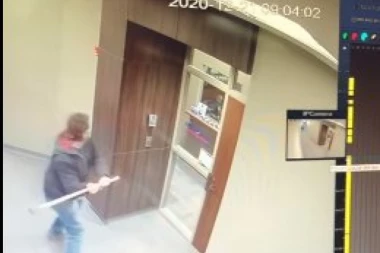 (VIDEO) NADZORNE KAMERE SNIMILE RAZBOJNIKA SA SEKIROM: Iskalio bes nad vratima političara, NAKON INCIDENTA POSTAVLJA SE SAMO JEDNO PITANJE!