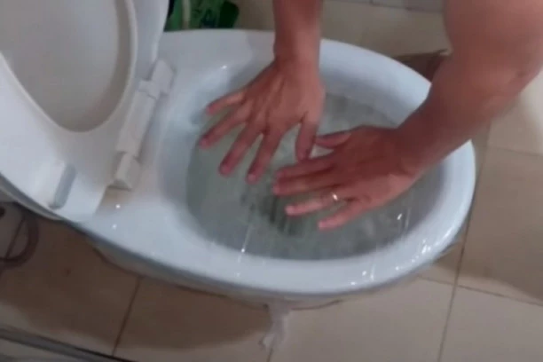 MAJSTOR VAM NEĆE BITI POTREBAN! Pomoću providne, prijanjajuće folije otpušite WC-šolju!