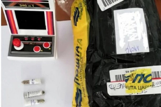 ČEGA SE SVE LJUDI NEĆE DOSETITI!? Pogledajte šta je danas nađeno u novosadskoj pošti u paketima sa dečjim igračkama!