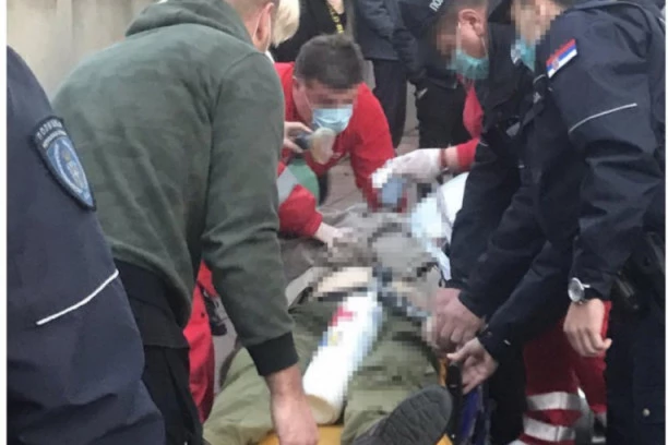 (FOTO) KAKVA TRAGEDIJA!  Radnik turističke agencije srušio se tokom protesta turističkih radnika! UMRO NA MESTU!