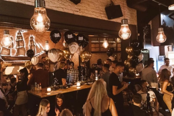 U SRED BELA DANA PARTIJALI U CENTRU BEOGRADA! Policija danas rasturila korona žurku u restoranu "DOK"!