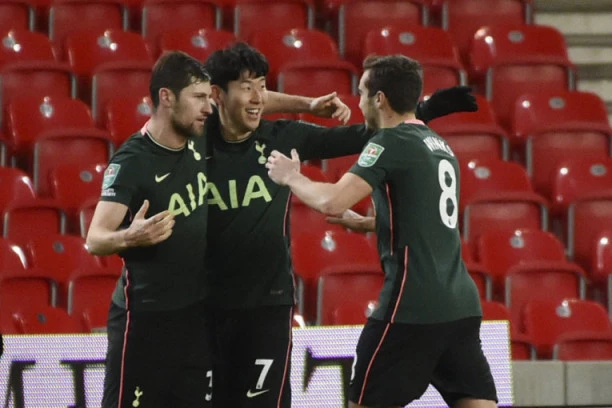 GOLOVI PADALI NA SVE STRANE: Poker Junajteda i Totenhema, Dinamo slavio u Rusiji!