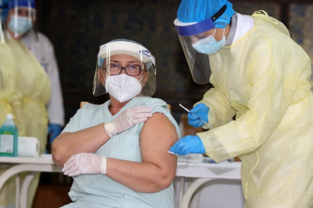 ŠTA SE DEŠAVA AKO ZARAŽENI PRIMITE VAKCINU? Republika otkriva kada je pravo vreme da proverite da li imate antitela za različita cepiva!