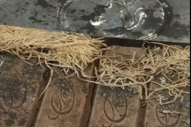 (FOTO, VIDEO) PRONAĐENA ČOKOLADA STARA 120 GODINA: Verovali ili ne, još je jestiva i DIVNO MIRIŠE!