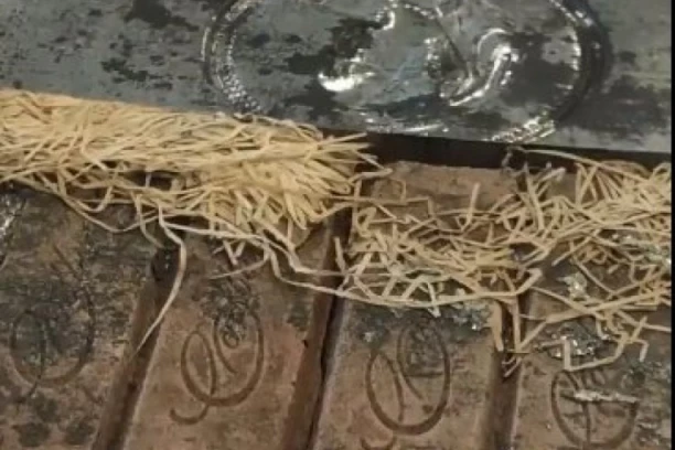 (FOTO, VIDEO) PRONAĐENA ČOKOLADA STARA 120 GODINA: Verovali ili ne, još je jestiva i DIVNO MIRIŠE!