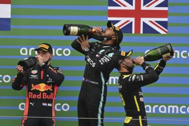 (FOTO) NALIO SE K'O ČEP: Vozač Formule 1 ODVALJEN, nije mogao da pogodi bravu!