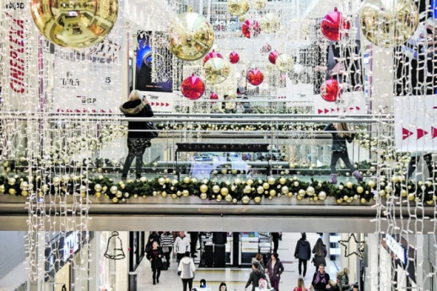 SKRAĆENO RADNO VREME ILI NERADNI DANI! Evo kako će raditi trgovine, tržni centri i Pošta tokom praznika!