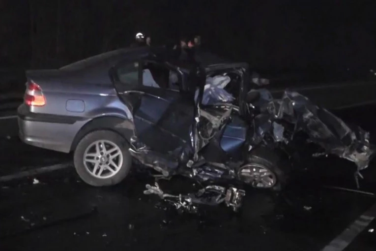TEŽAK LANČANI SUDAR NA AUTO-PUTU! Vozila od siline udara sletela sa puta, POVREĐENOM ZAMOTAVAJU GLAVU!
