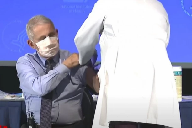 (VIDEO) SNIMAK OKO KOGA SE LOME KOPLJA: Glavni epidemiolog primio vakcinu u levo rame, A ONDA SE ŽALIO NA BOL U DESNOM!