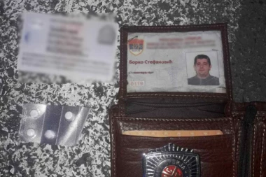 (FOTO) LAŽNI POLICAJAC NARKOMAN NAPAO SLUŽBENO LICE! Raskrinkan tokom najobičnije kontrole, POSEDOVAO FALŠ ZNAČKU i drogu kod sebe