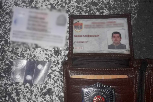 (FOTO) LAŽNI POLICAJAC NARKOMAN NAPAO SLUŽBENO LICE! Raskrinkan tokom najobičnije kontrole, POSEDOVAO FALŠ ZNAČKU i drogu kod sebe