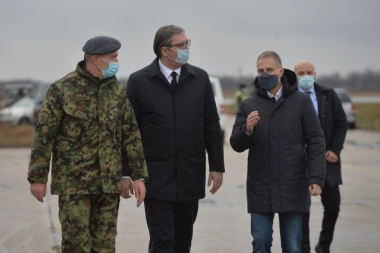 VUČIĆ DANAS NIJE KRIO ZADOVOLJSTVO: Skupa oprema stigla iz Emirata kao prijateljski gest prema našoj zemlji