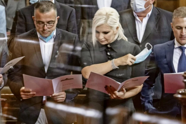 POKRETNA ZLATARA! MINISTARKA NAKINĐURENA KAO FARAONKA! ZORANA MIHAJLOVIĆ šeta nakit od najmanje 5.000 evra