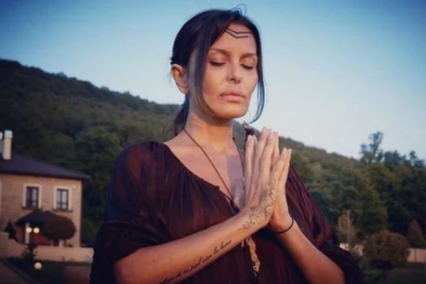 POLUNAGA IZVODI RITUALE: Elena Karić ŠOKIRALA novom objavom,  pa poručila: Smrt mi je odnela najdragocenije!