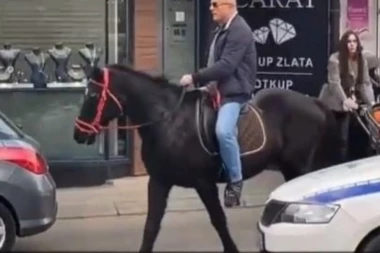 (VIDEO) ZNA SE KO JE JAHAČ U NOVOM PAZARU! Na konju prolazio kroz grad, narod se zgranuo