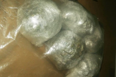 ZAPLENA DROGE U MIRIJEVU! Policija upala u stan dilera, zatečen HAOS, 5 paketa i BRDO para