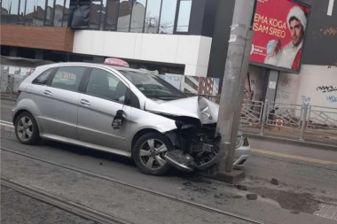 MLADIĆ (18) POGINUO U SAOBRAĆAJNOJ NESREĆI! Njegov drug vozio, pa se zakucao u betonski stub!