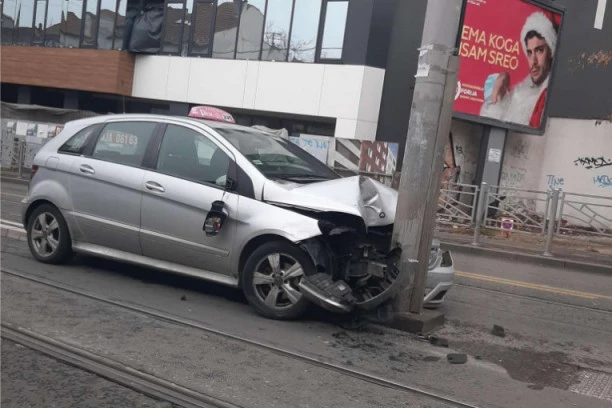 MLADIĆ (18) POGINUO U SAOBRAĆAJNOJ NESREĆI! Njegov drug vozio, pa se zakucao u betonski stub!