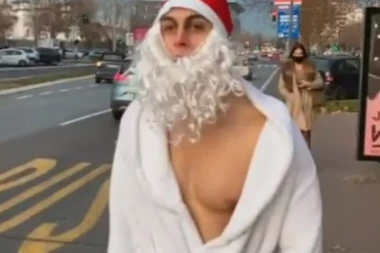 POLICIJO HAPSI "LUDAKA" KOJI TERORIŠE GRAĐANJE: Polugoli Deda Mraz urla, vršti i dobacuje nasred ulice