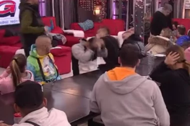 SKUPLJA GLASOVE NA GOLOTINJU! Zadrugarka GOLA šetala ispred kamere, SI*E ispale u kadar!